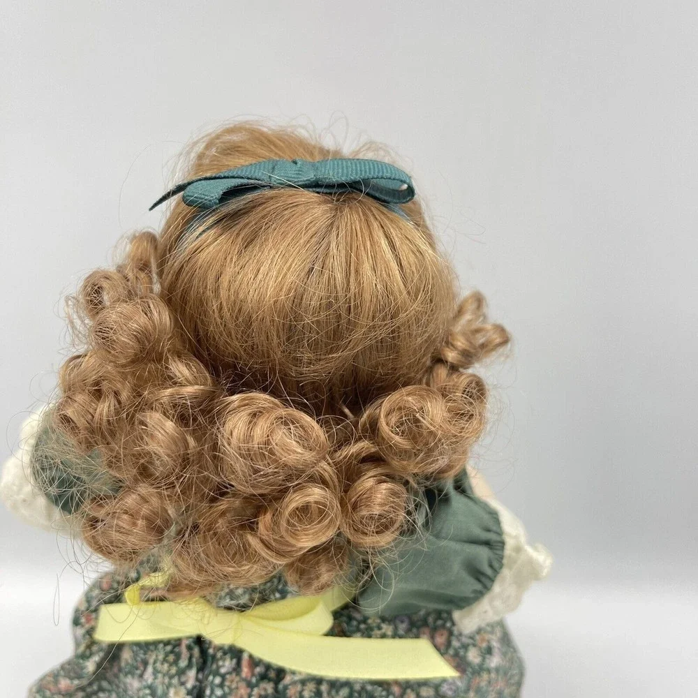 VNT Georgetown Collection Caitlyn Doll & Sitting Stump A Song In My Heart